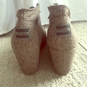 Like new Toms wedged booties